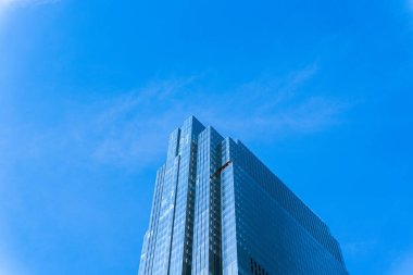 Gökyüzünün altında bir bina