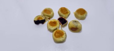 Beyaz üzerine izole edilmiş Endonezya yemeği ya da Bakpia patodu, yeşil fasulye, fasulye ve peynir karışımı, mor tatlı patatesle doldurulmuş Bakpia patodu, tipik bir yogyakarta yiyeceğidir.