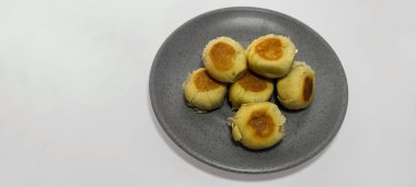 Beyaz üzerine izole edilmiş Endonezya yemeği ya da Bakpia patodu, yeşil fasulye, fasulye ve peynir karışımı, mor tatlı patatesle doldurulmuş Bakpia patodu, tipik bir yogyakarta yiyeceğidir.