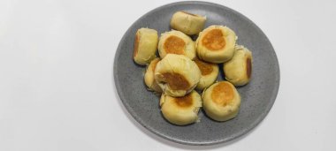 Beyaz üzerine izole edilmiş Endonezya yemeği ya da Bakpia patodu, yeşil fasulye, fasulye ve peynir karışımı, mor tatlı patatesle doldurulmuş Bakpia patodu, tipik bir yogyakarta yiyeceğidir.