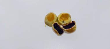 Beyaz üzerine izole edilmiş Endonezya yemeği ya da Bakpia patodu, yeşil fasulye, fasulye ve peynir karışımı, mor tatlı patatesle doldurulmuş Bakpia patodu, tipik bir yogyakarta yiyeceğidir.