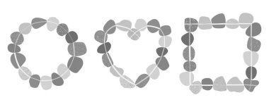 Beyaz arka planda izole edilmiş geometrik şekiller şeklinde düzenlenmiş deniz taşlarından yapılmış şirin düz gri çerçeveler. Çember, kalp, kare. Vektör illüstrasyonu