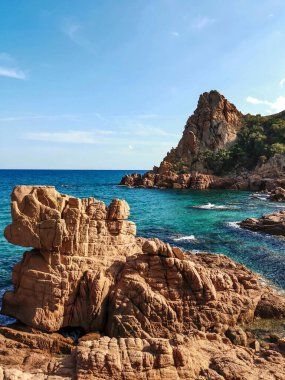 Mavi gökyüzü olan güzel sahil