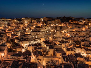 Mata şehrinin gece manzarası, bazilika, İtalya.