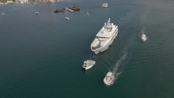 Aerial Drone Footage Offers Unique Visually Stunning Perspective Yacht Being — Stockvideo