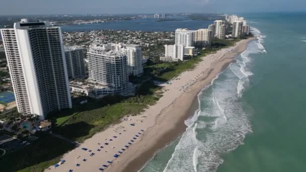 Aerial Drone Footage Captures Stunning Oceanfront Condos Florida Set Backdrop — Wideo stockowe