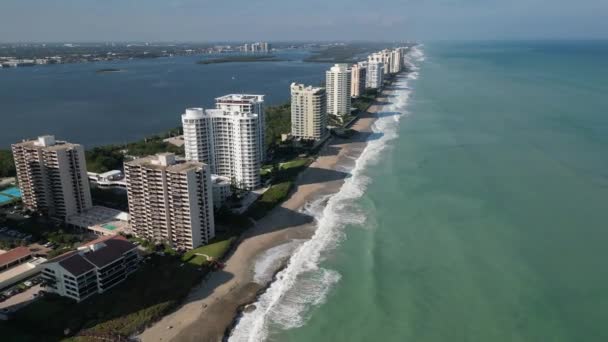 Aerial Drone Footage Captures Stunning Oceanfront Condos Florida Set Backdrop — Vídeo de Stock