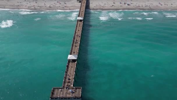 Съемка Беспилотника Предлагает Потрясающий Вид Пирс Флориды Прибрежный Пляж Океан — стоковое видео