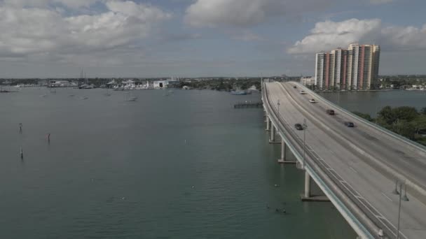 这个4K的无人驾驶飞机镜头提供了一个独特的视觉令人震惊的前景 位于佛罗里达州内水路的吊桥 镜头是用超高清晰的4K分辨率拍摄的 — 图库视频影像