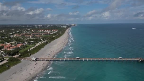 Aerial Drone Footage Offers Stunning View Florida Pier Coastal Beach — Wideo stockowe