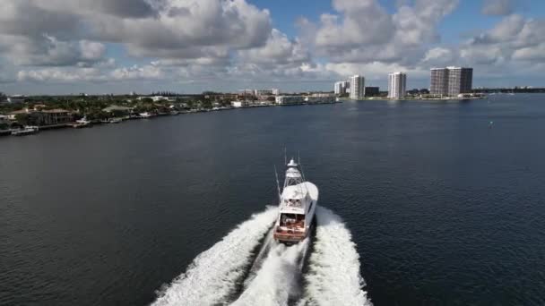 1080P Aerial Drone Видеозапись Погони Яхтой Открытой Воде Захватывает Острые — стоковое видео