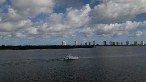 1080P Aerial Drone Πλάνα Catamaran Open Water Είναι Μια Εκπληκτική — Αρχείο Βίντεο