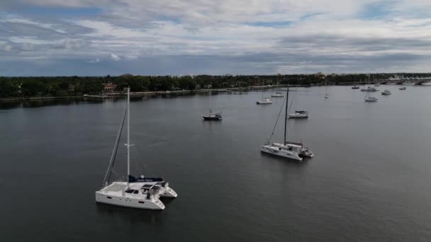 Лодки Изящно Пришвартованы Открытой Воде Этом Видео Съемка Воздуха Обеспечивает — стоковое видео