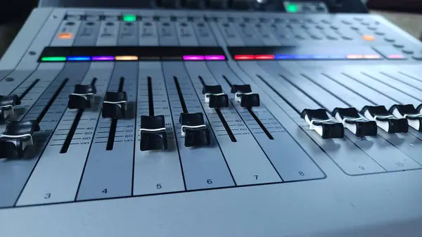 main master level control on the audio mixer to increase or decrease the overall audio signal from all active mixing channels that we connect to the Main Output.