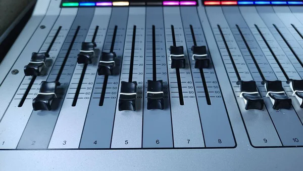 main master level control on the audio mixer to increase or decrease the overall audio signal from all active mixing channels that we connect to the Main Output.