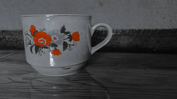 drinking cups with floral motifs are perfect for tea parties
