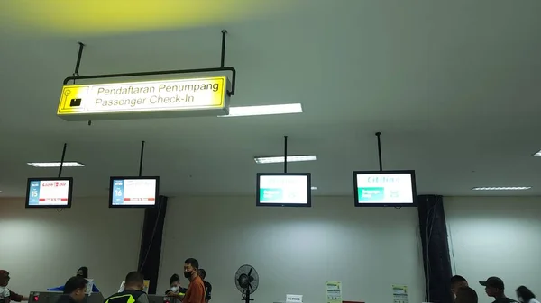 conditions in the airport check-in room in the morning