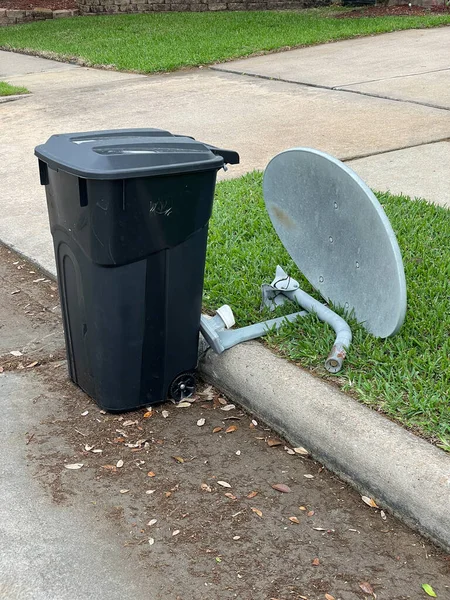 Uyduyu kaldırıma itiyorum.