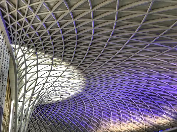 Londra 'da bir binada desenli bir tavan..