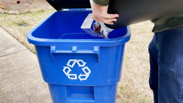 Homem Despeja Sua Reciclagem Lixeira — Fotografia de Stock