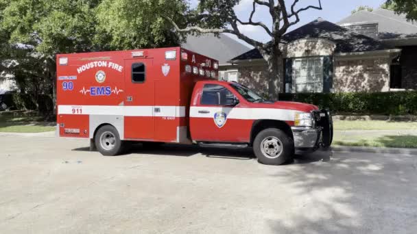 Una Ambulancia Está Sentada Vecindario Con Las Luces Encendidas — Vídeo de stock