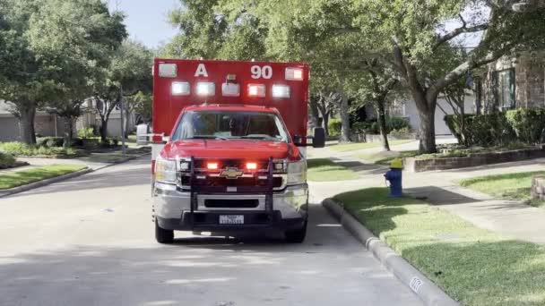 Uma Ambulância Está Sentada Bairro Com Suas Luzes Acesas — Vídeo de Stock