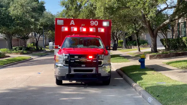 Işıkları yanıp sönen bir mahallede bir ambulans oturuyor..