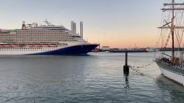 Galveston limanından açık denize doğru giden bir yolcu gemisi var..