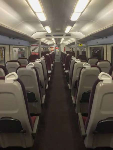 Londra yolunda boş bir tren vagonu..