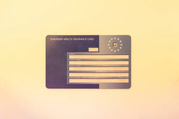 Beyaz bir yüzey üzerinde Boş Avrupa Birliği Sağlık Kartı