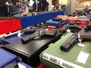 Oklahoma 'daki bir müzayedede satılık tabancalar..