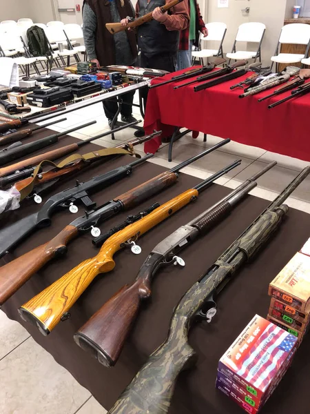 Tüfekler bir müzayedede potansiyel alıcılar için sergileniyor.
