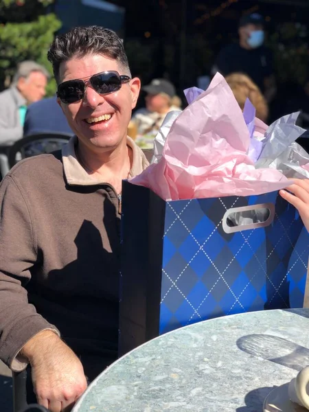 Bir baba Babalar Günü kahvaltısı sırasında güler..