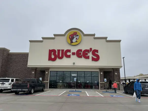 Bucees, Ennis mağazasının girişini imzalıyor..
