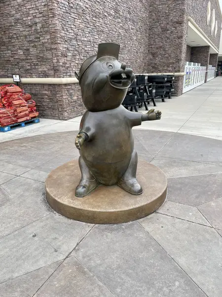 Madisonville mağazalarının önünde bir kunduz heykeli..