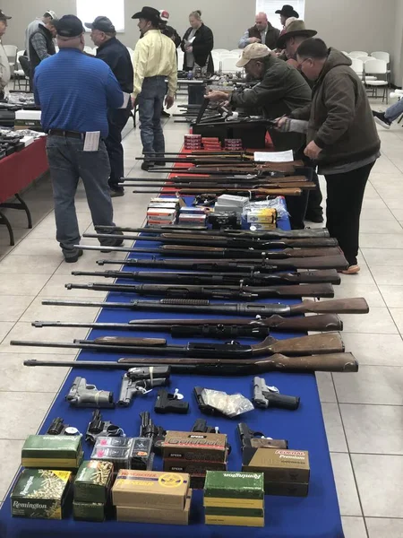 Tüfekler bir müzayedede potansiyel alıcılar için sergileniyor