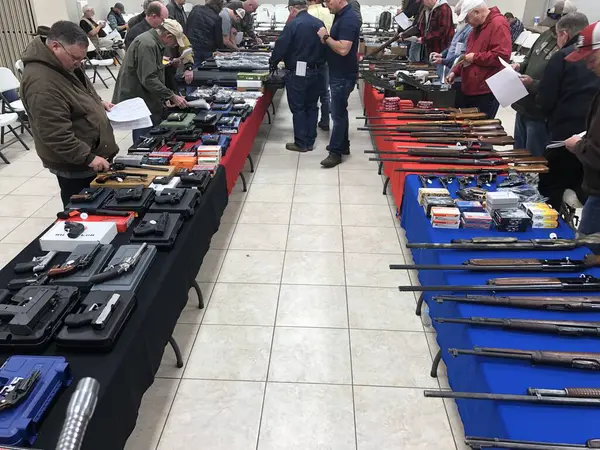 Oklahoma 'da bir müzayedede alıcıların incelemesi için silahlar sergileniyor..