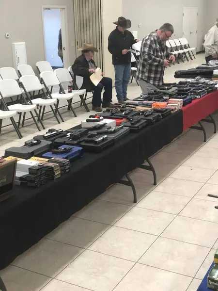 Silahlar açık artırma başlamadan önce teftiş için sergileniyor.