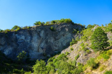Hirzstein taş ocağı Kassel yakınlarında. Kaya yüzlü doğa. Taş ocağının yakınındaki manzara.