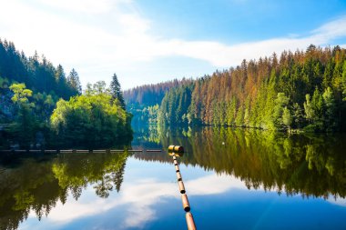 Harz Dağları 'ndaki Altenau yakınlarında bir rezervuar. Okertalsperre 'den Oker See' ye ve çevresindeki manzaraya bakın. Deniz kıyısındaki İdilik doğa.
