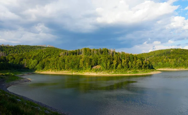 在奥斯特罗德附近的Soesetalsperre Harz 从周围田园诗的性质看水库 哈茨国家公园湖景景观 — 图库照片