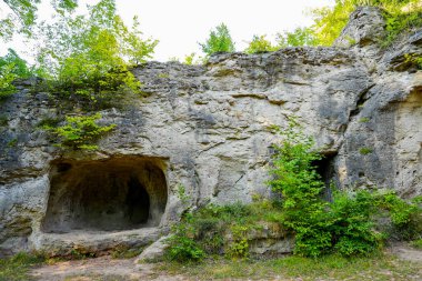 Herzberg am Harz yakınlarındaki Scharzfeld taştan kilisesi. Harz 'daki eski mağarada. Yuvarlak kemerli dolomit kaya mağarası. Steinkirche.