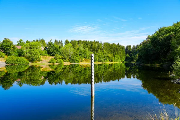 在Unterer Eschenbacher Teich的风景 哈茨国家公园克劳斯塔尔 泽尔菲尔德附近湖面上的自然 原矿池 — 图库照片