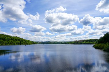 Bad Wnnenberg yakınlarındaki Aabachtalsperre manzarası. Etrafını saran baraja ulaşın..