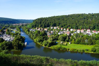 Hann 'ın manzarası. Weserliedanlage 'dan Muenden. Şehirden manzaralı Werra ve Fulda nehirlerinin Weser nehrine birleştiği yer..