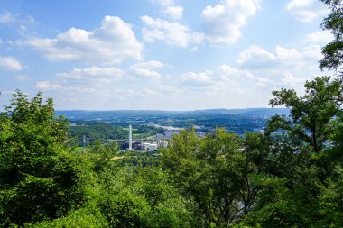 Ruhr bölgesinin Hohensyburg ve Hagen 'in dik yamaçlarından görünüşü. Ruhr 'daki manzara.