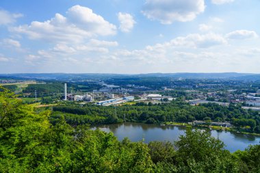 Ruhr bölgesinin Hohensyburg ve Hagen 'in dik yamaçlarından görünüşü. Ruhr 'daki manzara.
