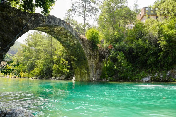Ősi Római Híd Homályos Folyón Törökországban Tiszta Türkiz Víz Zöld — Stock Fotó