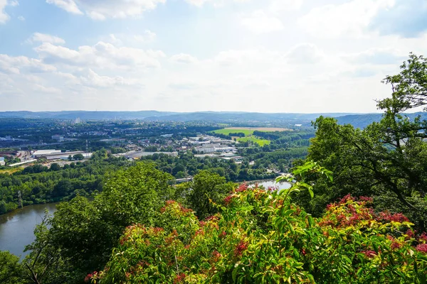 Ruhr bölgesinin Hohensyburg ve Hagen 'in dik yamaçlarından görünüşü. Ruhr 'daki manzara.