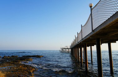 Türk Reviera 'sında Akdeniz kıyısında bir plaj. Türkiye 'de Alanya yakınlarındaki sahil.